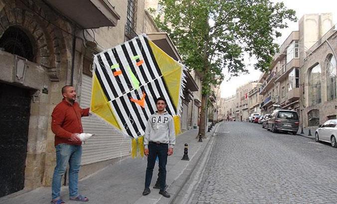 Sosyal medyada bir araya gelip, her gün uçurtma uçuruyorlar