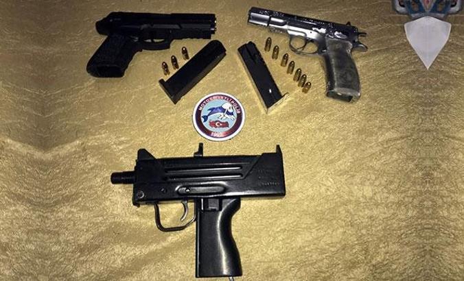 Suçüstü yakalanan kumarcılar 'Uzi'yi saklayamadı