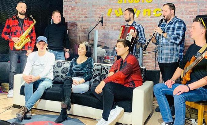 Balkanlardan Türkiye’ye göç edenlerin hikayesini anlatan şarkıyı 4 dilde söylediler