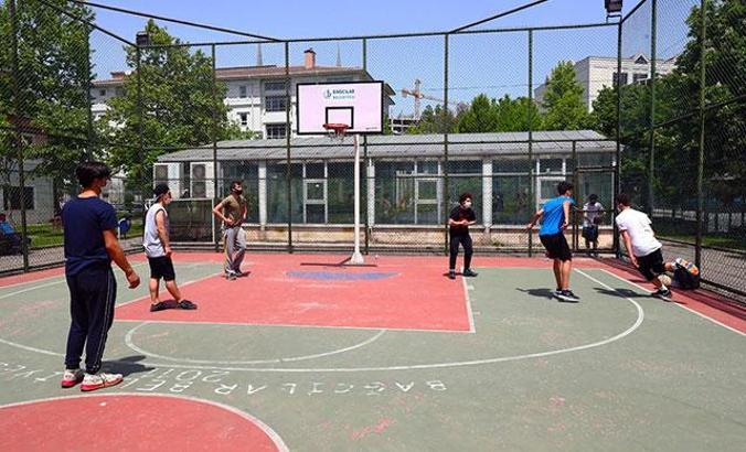 Bağcılar'da gençler 4 saatlik özgürlüğün tadını çıkardı