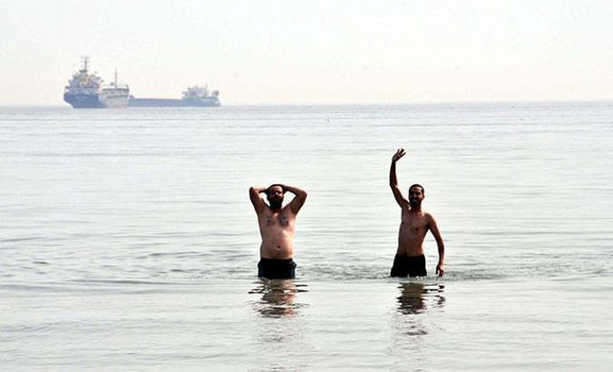 Menekşe Sahil'de yasağa rağmen denize girdiler