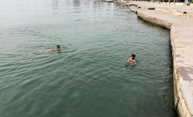 Büyükçekmece Sahili'nde yasağa rağmen denize girdiler