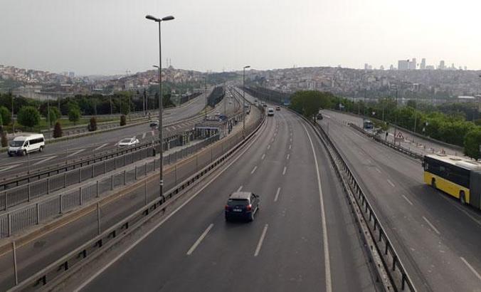 Sokağa çıkma yasağının ilk gününde İstanbul'da yollar ve meydanlar boş kaldı