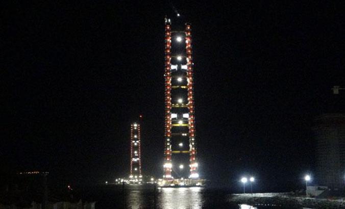 Bugün tamamlanacak 1915 Çanakkale Köprüsü'nün ayakları gece görüntülendi