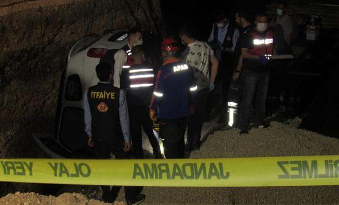 Otomobil yol çalışmasındaki çukura düştü; baba- oğul öldü