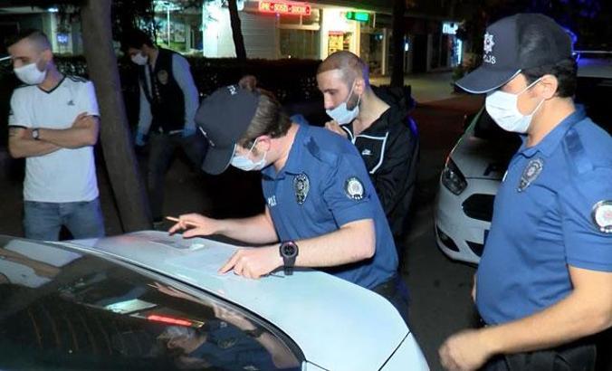 Sokağa çıkma yasağında saç ekim merkezine giden gençlere 6 bin lira ceza