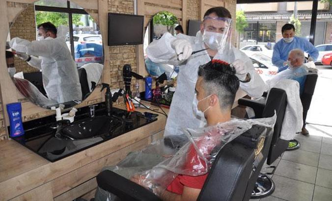 Berber ve kuaförden sağlık çalışanları için anlamlı hizmet