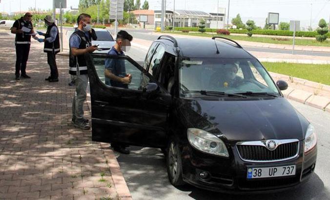 Sokak kısıtlamasında 14 yaşında çocuk, araç kullanırken yakalandı