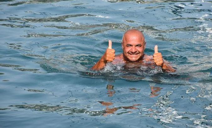 Afrika sıcaklarından bunalıp, yasağa rağmen denize girdiler