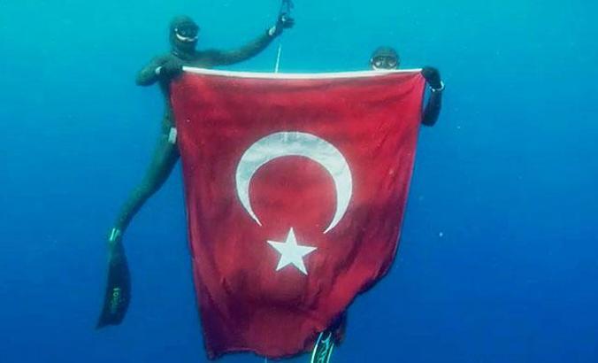 Milli sporcular, 19 Mayıs anısına 50 metre derinlikte Türk bayrağı açtı