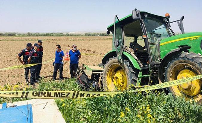 Traktör ile tarım aleti arasında sıkışarak can verdi