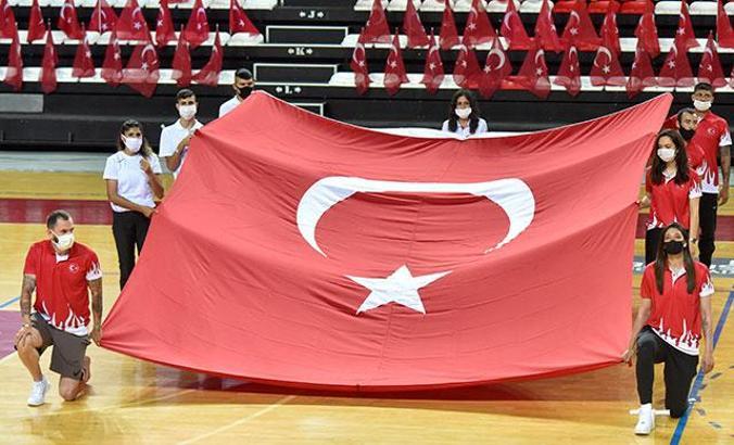 Milli sporcular 19.19'da Türk bayrağı açtı