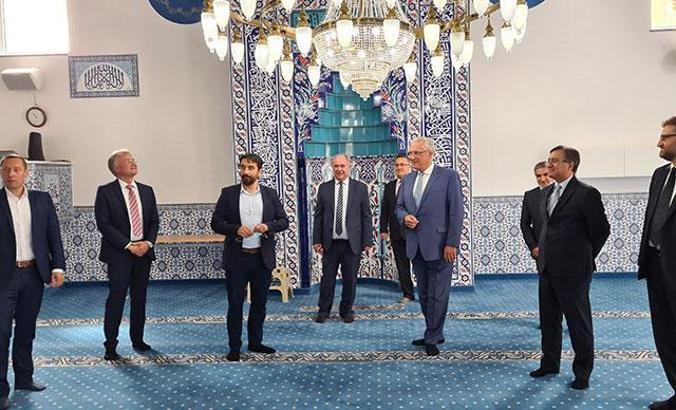 Almanya’da tehdit mektubu gönderilen camiyi Bakan Herrmann ziyaret etti