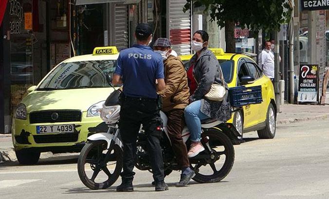 Polisin sosyal mesafe uyarısı yaptığı kadın, ‘Başkasının motoruna binerek mi gideyim’ dedi