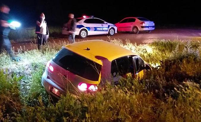 Polisin 'dur' ihtarına uymadılar, otomobil kanala düşünce yakalandılar