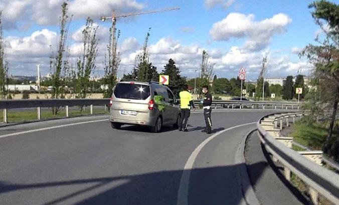Polis noktasını görünce geri geri kaçmak istedi, çifte ceza yedi