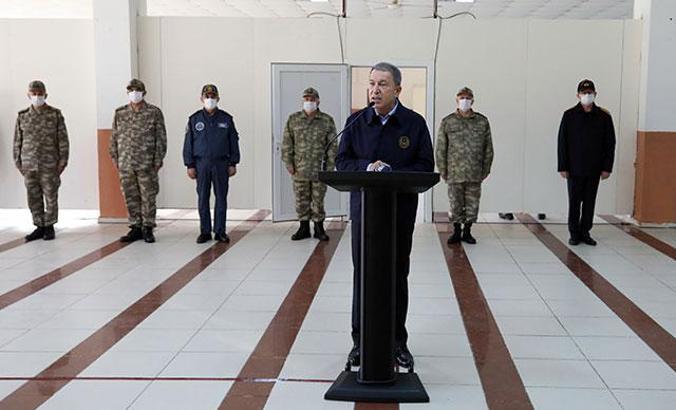 Bakan Akar, sınır hattında komandolarla bayramlaştı