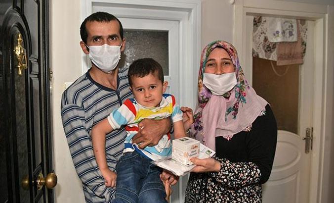 Belediye çocuklar için evlere bayram şekeri götürüyor