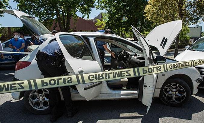 Bakırköy'de polisten kaçan şüpheliler kaza yapınca yakalandı