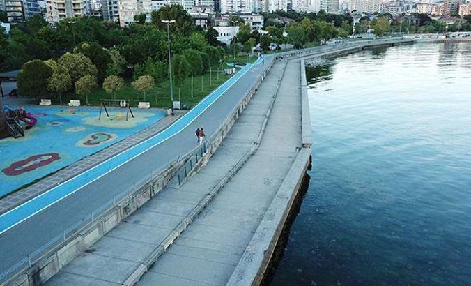 Kadıköy'de sokağa çıkma izinleri biten 65 yaş ve üstü vatandaşlar evlerine döndü