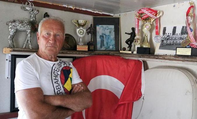 Fenerbahçe'nin UEFA Kupa'lı antrenörü artık kuş ve köpek yetiştiriyor