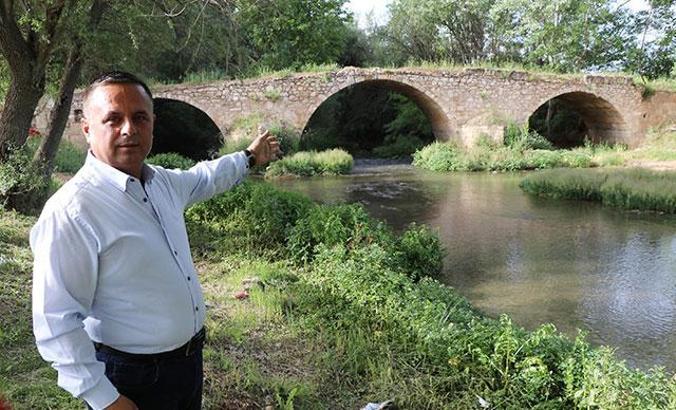 Tarihi köprü, yıkılma tehlikesiyle karşı karşıya
