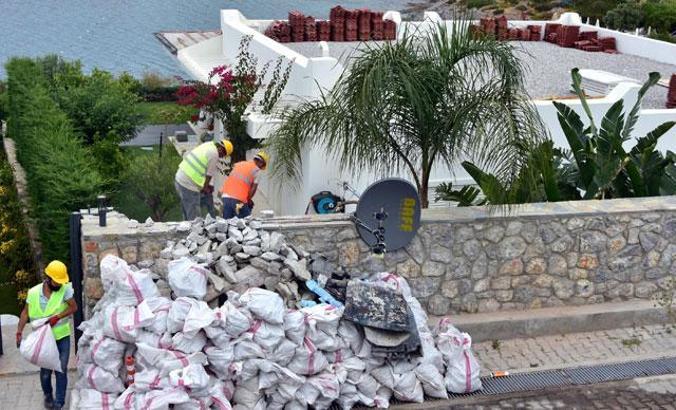 Özdil'in villasındaki kaçak eklentilerin yıkımı sürüyor