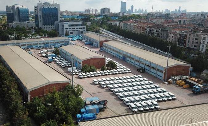 İSKİ'nin bahçesinde dikkat çeken yüzlerce araç