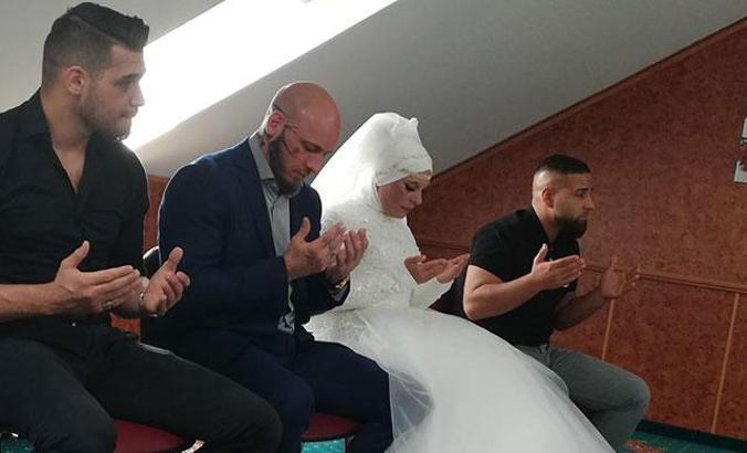 İslam'ı seçen Avusturyalı şampiyon dövüşçü Ott'un nişanlısı da Müslüman oldu