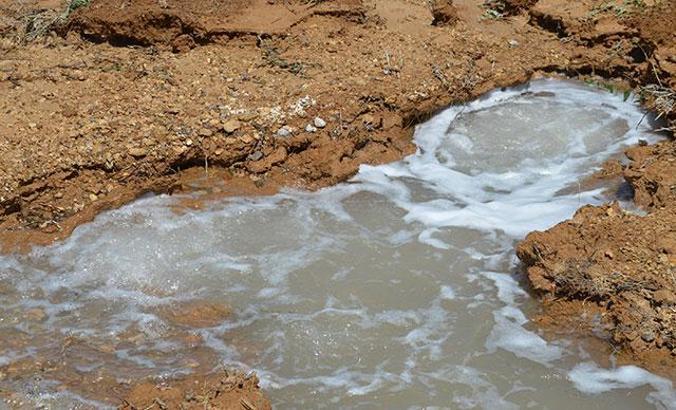 Ağaçlarını sulamak için sondaj yaparken, bahçesinden tuzlu ve sodalı su çıktı