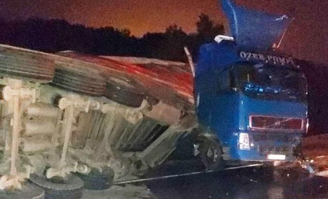 TIR devrildi, İstanbul-Bursa karayolu trafiğe kapandı: 1 yaralı