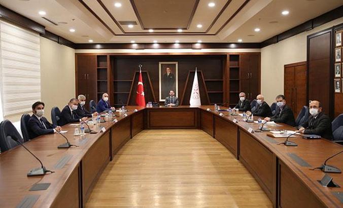 Bakan Albayrak, banka müdürleri ile bir araya geldi
