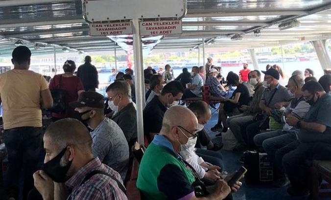 Vapur ve teknelerde dikkat çeken kalabalık