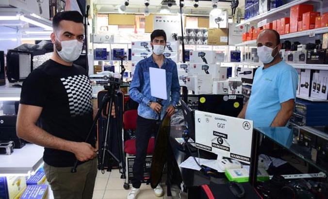 Evde izole yaşam tripod, ışık ve fon perde satışını artırdı