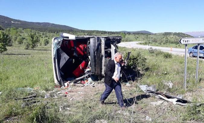 Erzincan'da yolcu otobüsü devrildi: Yaralılar var