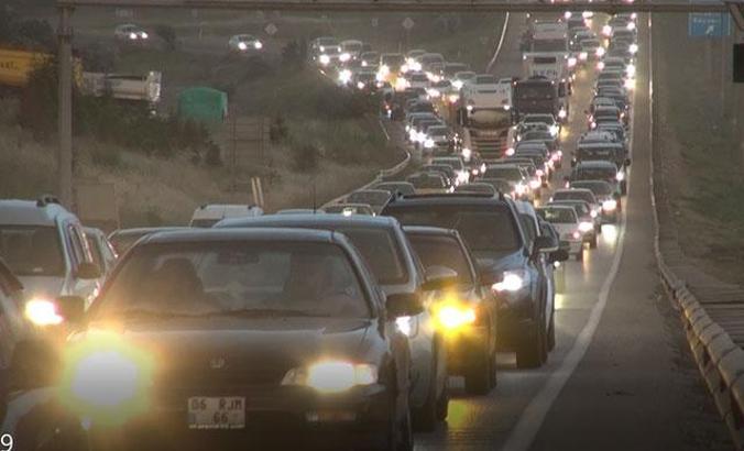 Kırıkkale'deki 'Kilit Kavşak' kilitlendi, kilometrelerce araç kuyruğu oluştu