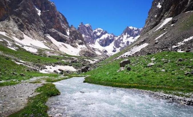 Türkiye'nin ikinci yüksek dağında dört mevsimi bir arada yaşadılar