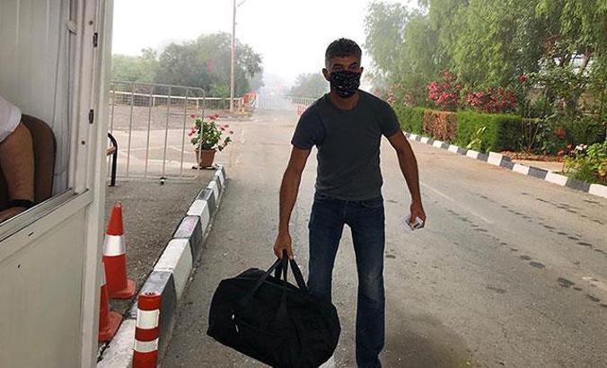 GKRY'de çalışmak zorunda kalan Kıbrıslı Türkler geri dönmemek şartıyla Rum Kesimi'ne geçti