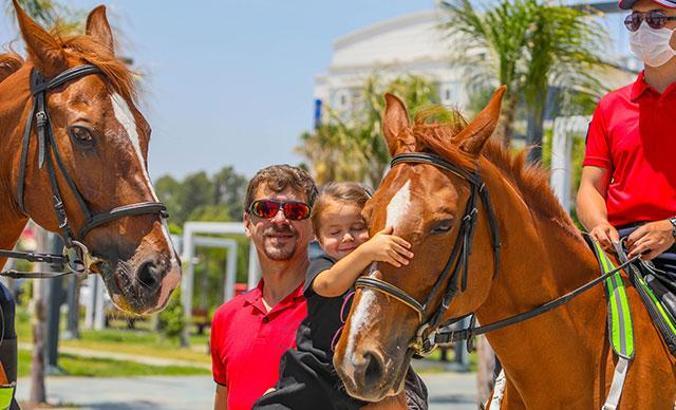 Konyaaltı Sahili'nde atlı polisler ilgi odağı oldu