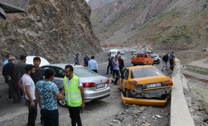 Hakkari'de iki araç çarpıştı: 2'si ağır 4 yaralı