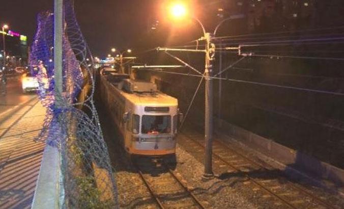 Bakırköy'de otomobil metro hattına uçtu: 1 yaralı