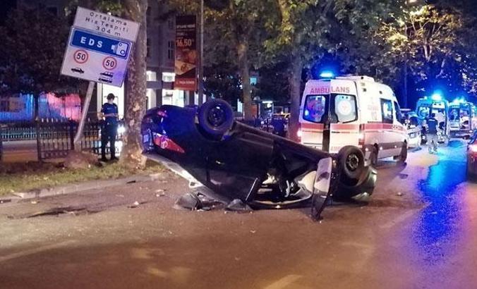 Otomobil önce EDS direğine çarptı, sonra takla attı: 2'si ağır 5 yaralı