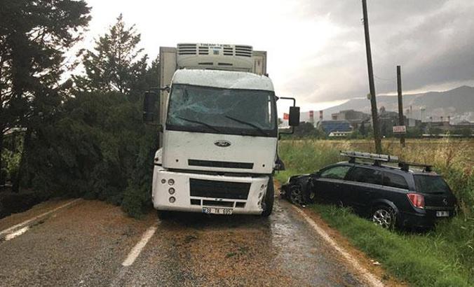 Devrilen ağaca çarpmamak için sürücüsünün manevra yaptığı kamyon otomobile çarptı