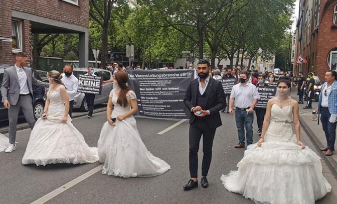 Almanya'da düğün sektörü temsilcilerinden protesto