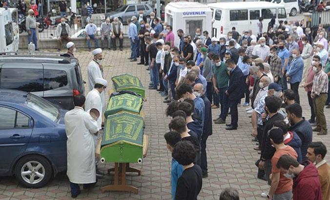 Tatil yolundaki kazada ölen 6 kişiden anne Elif ve 2 çocuğu toprağa verildi