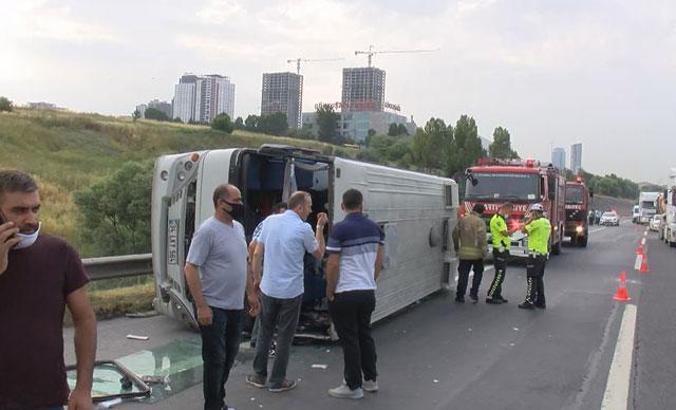 TEM Otoyolu Hadımköy mevkiinde kaza yapan minibüs devrildi