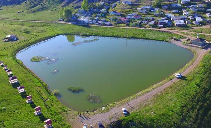 Ernek Yaylası'ndaki doğal göl, ilgi görüyor