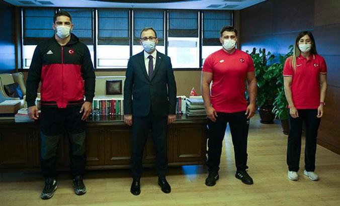 Milli güreşçiler, Bakan Kasapoğlu'nu ziyaret etti