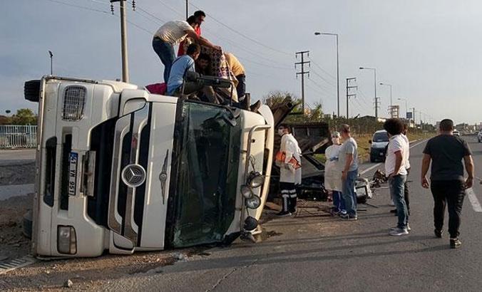 Hurda yüklü kamyon devrildi: 3 yaralı
