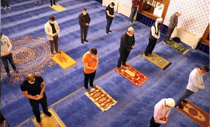 Ankara'da camilerde 100 gün sonra cemaatle ilk sabah namazı kılındı